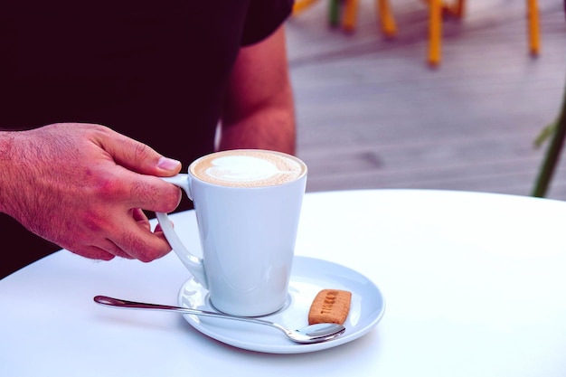 een kop koffie op tafel