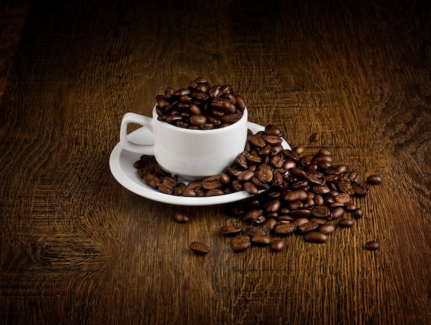 Een kop koffie vol koffiebonen.