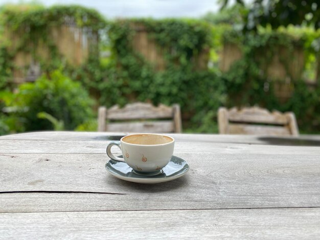 Een kop latte koffie op een houten achtergrond