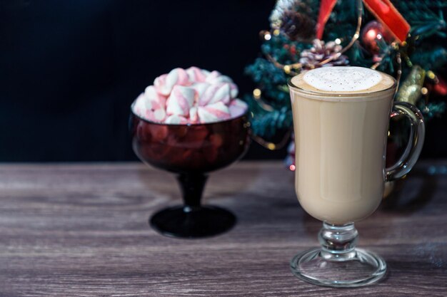 Een kop warme chocolademelk met marshmallows op een houten tafel