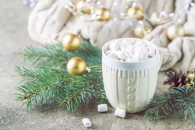 Een kop warme chocolademelk met marshmallows op een kerstachtergrond