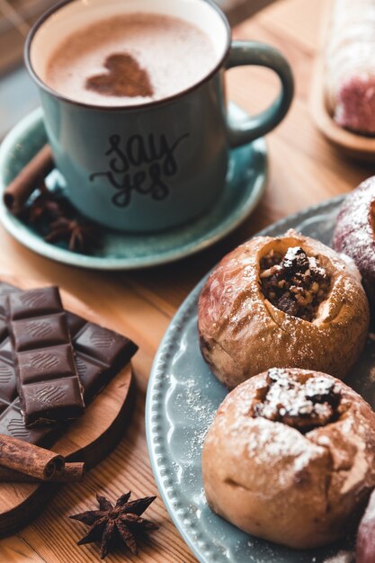 Een kop warme chocolademelk op tafel. Desserts en zoetigheden. Vakantie en romantiek. Fijne Valentijnsdag