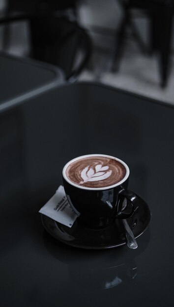 Een kop warme koffie latte op de zwarte tafel