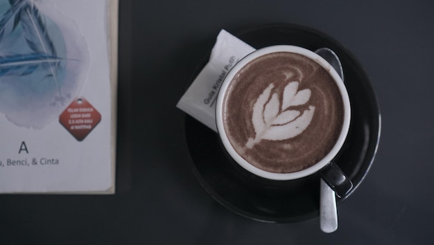 een kop warme koffie latte op de zwarte tafel