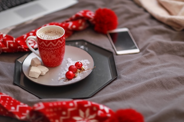 Een kop warme koffie met dessert voor ontbijt in de ochtend in bed