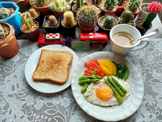 Een kop warme koffie met een plakje volkoren toast en gebakken eieren met groenten op witte plaat