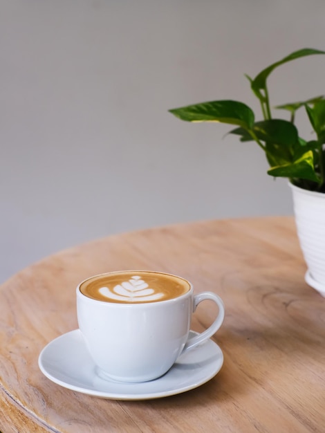 Een kop warme latte koffie op tafel als ontbijt