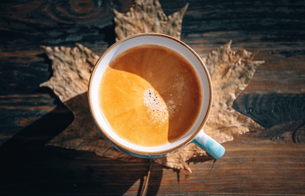 Een kop warme vers gezette koffie in het herfststilleven