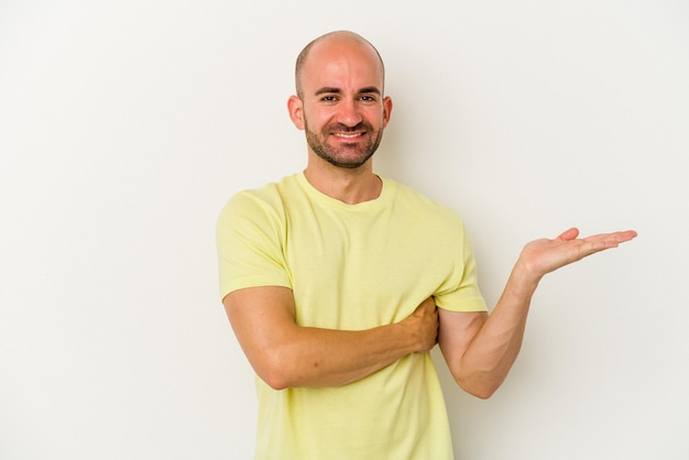 Een kopie ruimte op een handpalm tonen en een andere hand op de taille houden