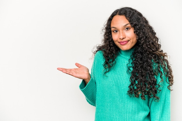 Een kopie ruimte op een handpalm tonen en een andere hand op de taille houden