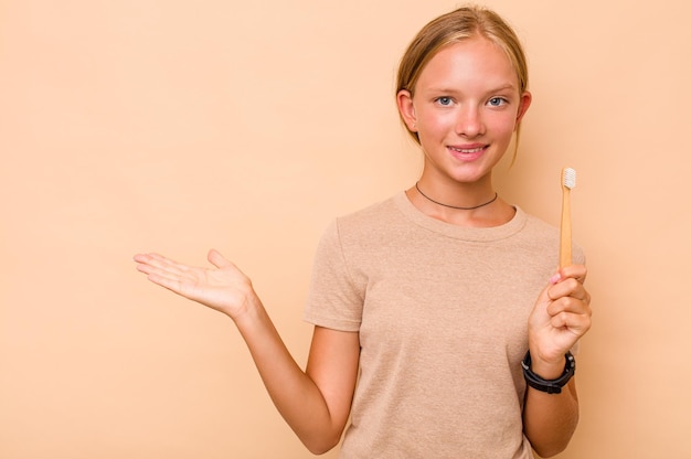 Een kopie ruimte op een handpalm tonen en een andere hand op de taille houden