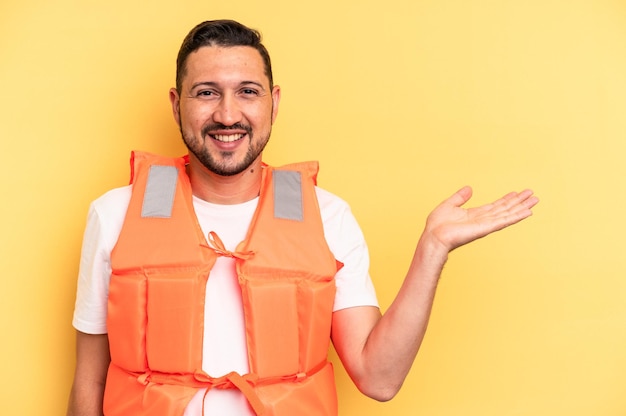 Een kopie ruimte op een handpalm tonen en een andere hand op de taille houden