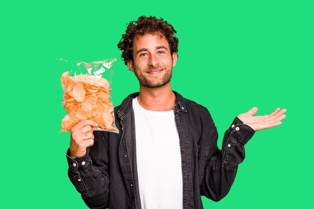 Een kopieerruimte op een handpalm tonen en een andere hand op de taille houden