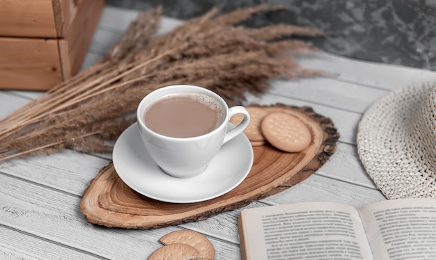 Een kopje americano of espresso met koekjes, boek en riet. Bovenaanzicht.