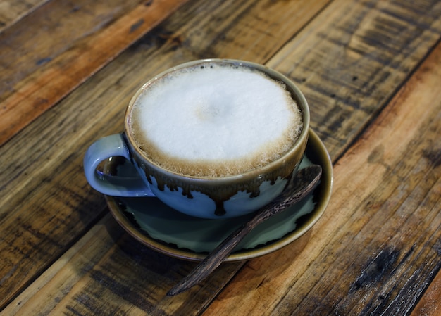 Een kopje cappuccino koffie op hout