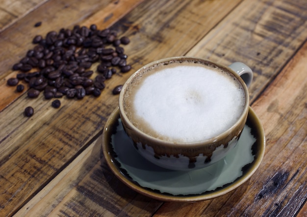 Een kopje cappuccino koffie op hout