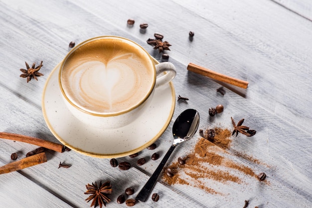 Een kopje cappuccino op de witte houten achtergrond