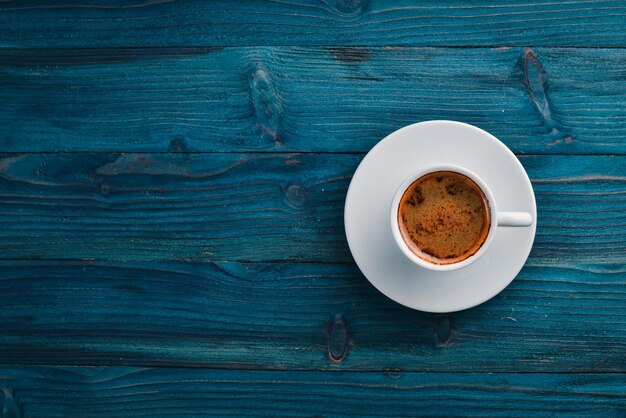 Een kopje espressokoffie op een donkere houten achtergrond Bovenaanzicht Vrije ruimte voor tekst