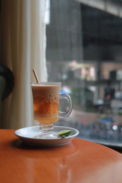 Een kopje gemberkoffie met honingdrankachtergrond