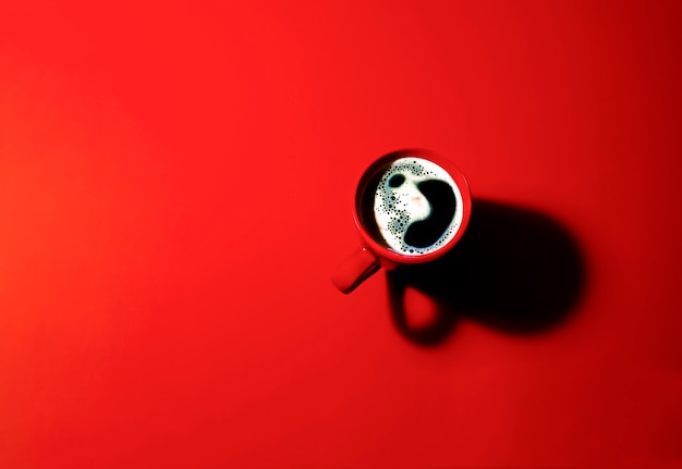 Een kopje geurige koffie op een rode achtergrond