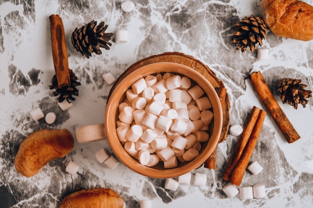 Een kopje kerst nieuwjaar heerlijke warme chocolademelk en cacao met marshmallows bestrooid met cacao...