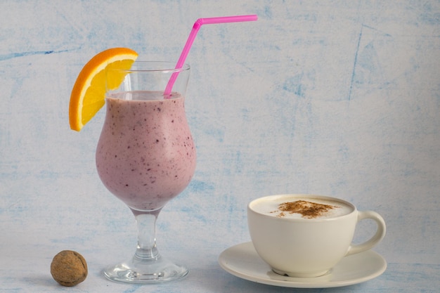 Een kopje koffie en aardbeiensmoothie