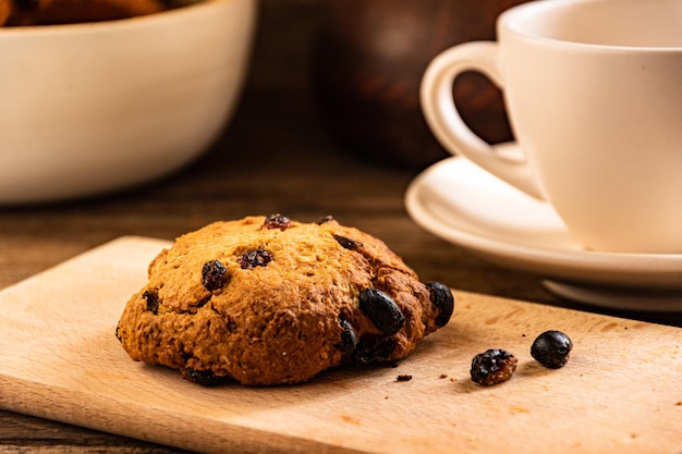 Een kopje koffie en havermoutkoekjes op de keukentafel.