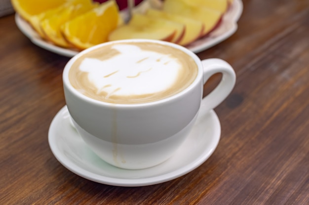 Een kopje koffie en melkthee met een afbeelding van een kat