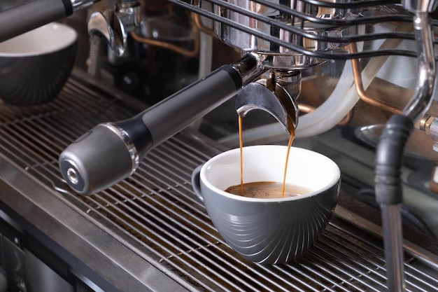 Een kopje koffie espresso latte in een professionele koffiemachine