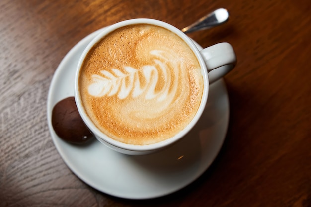 Een kopje koffie Latte met een patroon in een witte kop