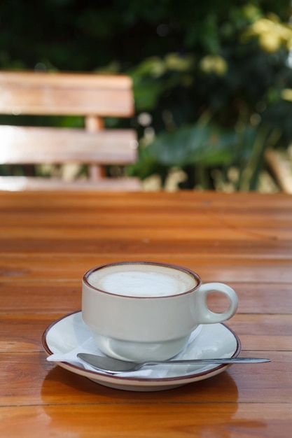 Een kopje koffie latte op houten tafel