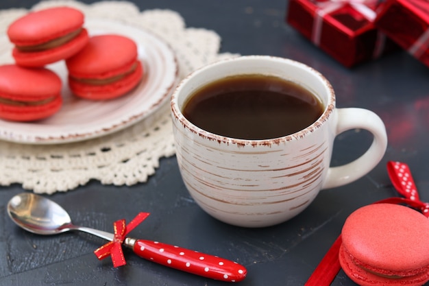 Een kopje koffie met bitterkoekjes koraalkleur