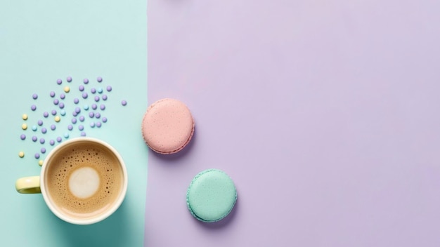 Een kopje koffie met bitterkoekjes op een paarse en blauwe achtergrond.