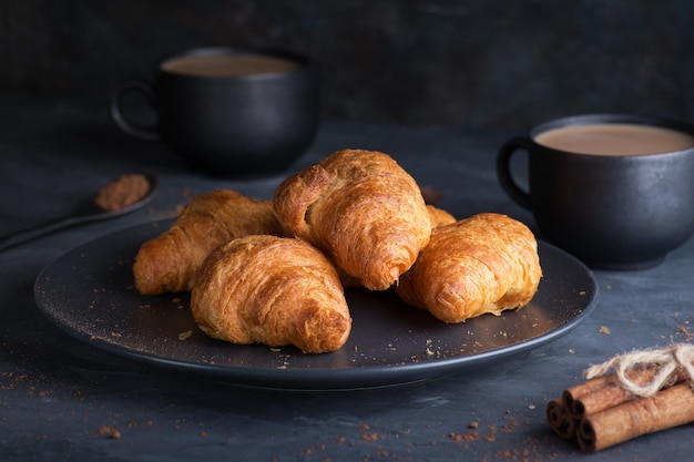 Een kopje koffie met croissants als ontbijt. Het concept van ontbijt.