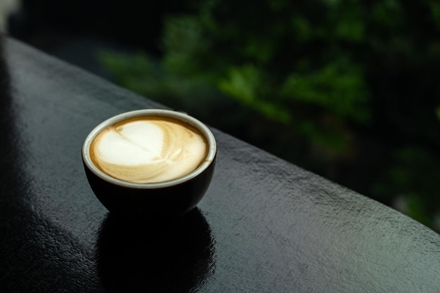Een kopje koffie met een hartvormig ontwerp op de rand