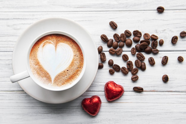 Een kopje koffie met hart op een tafel