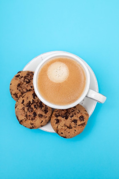 Foto een kopje koffie met koekjes chocoladedruppels