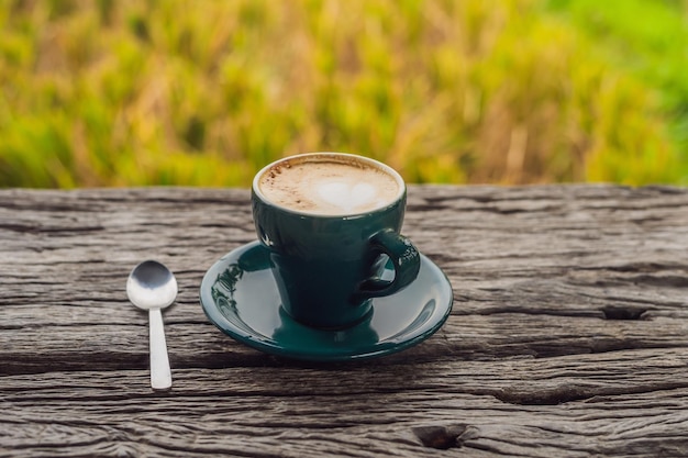 Een kopje koffie op de achtergrond van een oude houten tafel. Een hart voor koffie. St. Valentijnsdag concept.