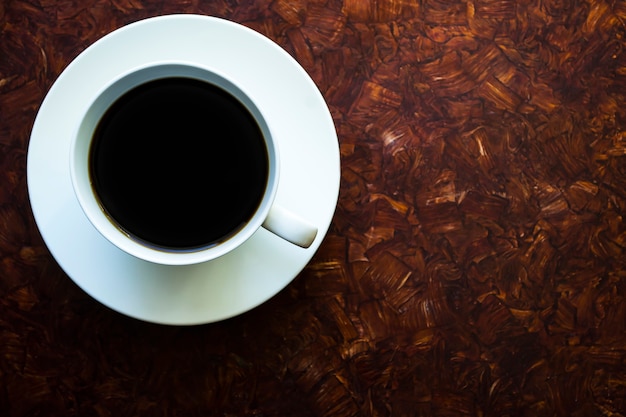 Een kopje koffie op een houten tafel ochtendkoffie