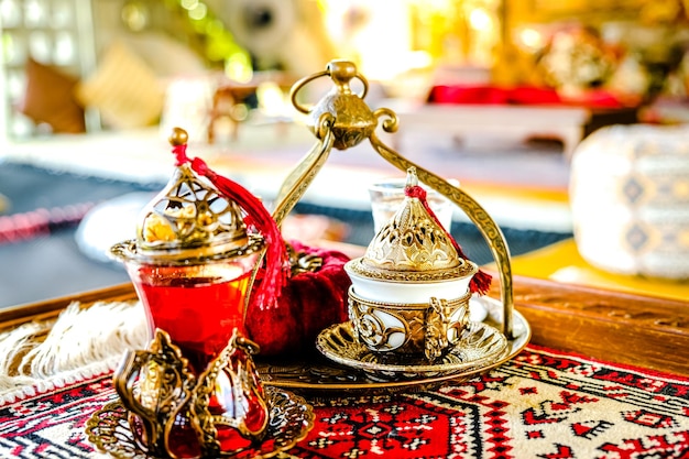Een kopje koffie op het traditionele Turkse tafelkleed met honing en baklava