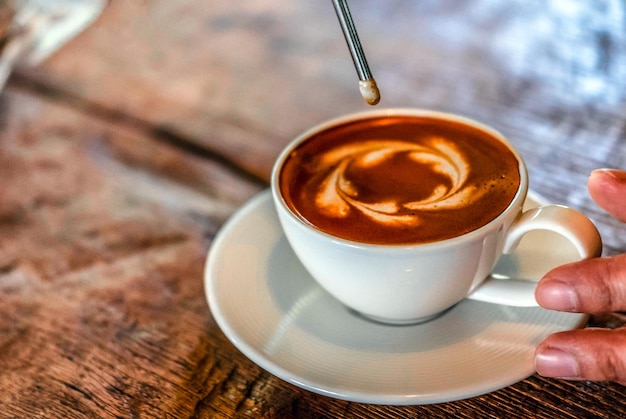 Een kopje koffie op houten tafel in de coffeeshop