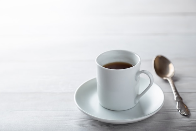 Een kopje koffie op houten tafel met kopie ruimte