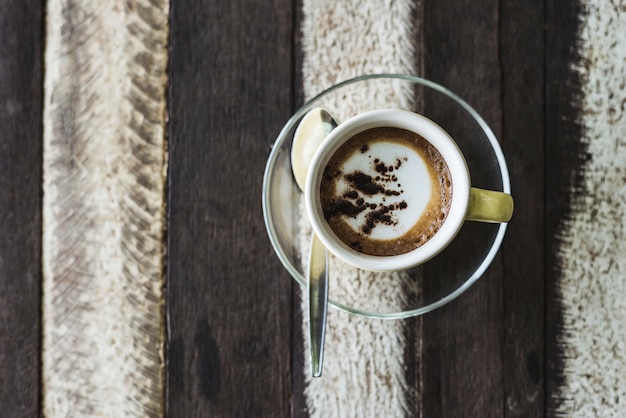 Een kopje koffie op houten tafel