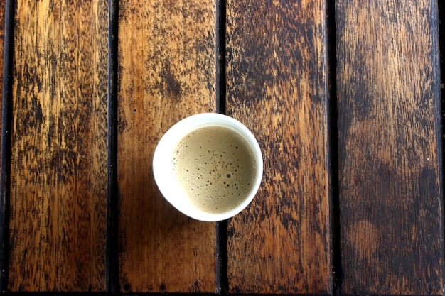 een kopje koffie op houten tafel