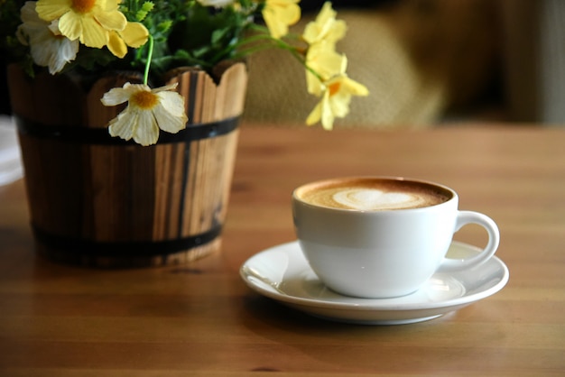 Een kopje koffie op houten tafel