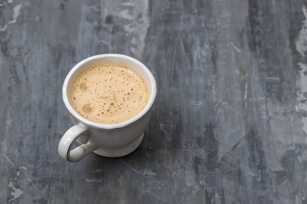 Een kopje koffie op keramisch oppervlak