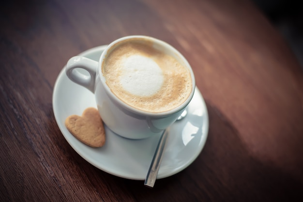 Een kopje koffie op tafel