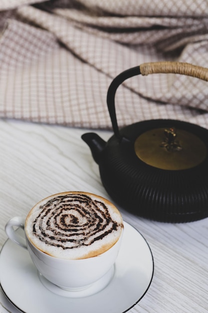 Een kopje koffie op tafel