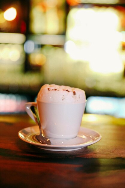 Een kopje koffie op tafel