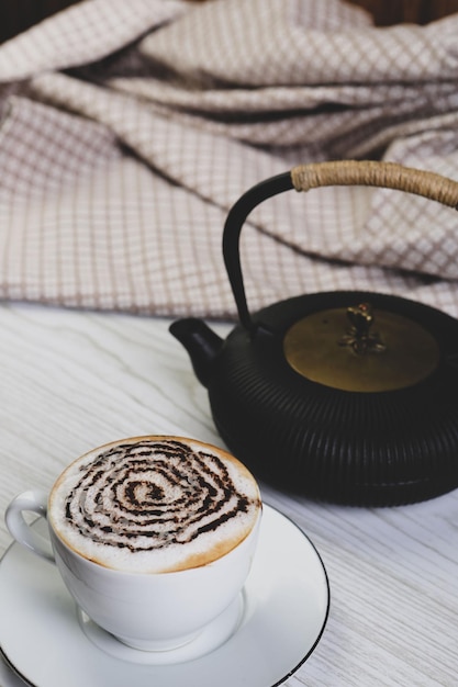 Een kopje koffie op tafel